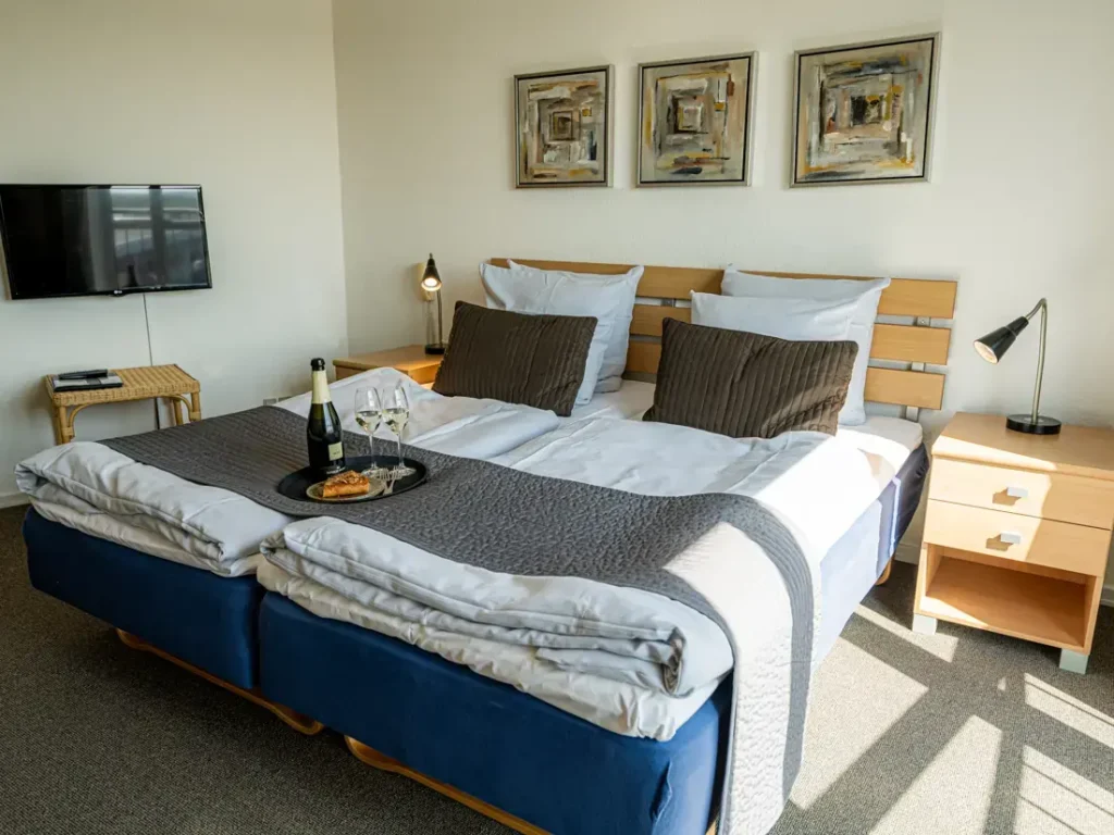 Soveværelse på kro med champagne og kage på sengen